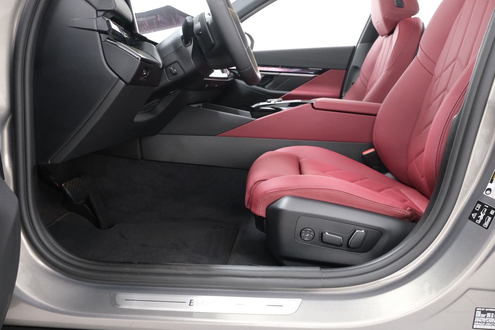 New 2027 Oxide Grey Metallic BMW 540i xDrive image 30