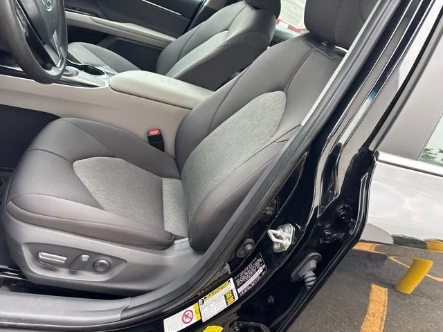 Used 2018 Midnight Black Metallic Toyota LE image 15