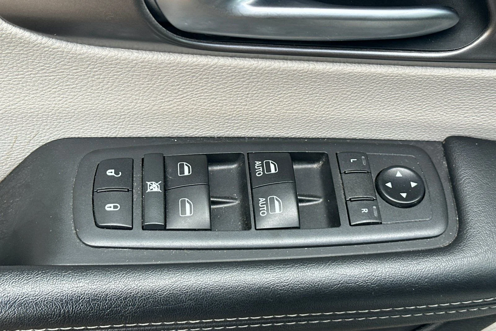 Used 2018 White Chrysler Limited image 11
