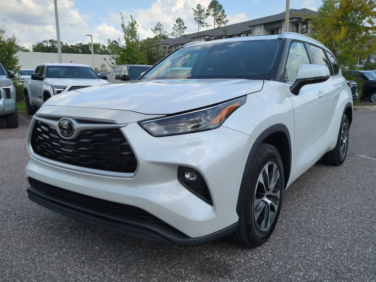 Used 2023 Wind Chill Pearl Toyota XLE image 2