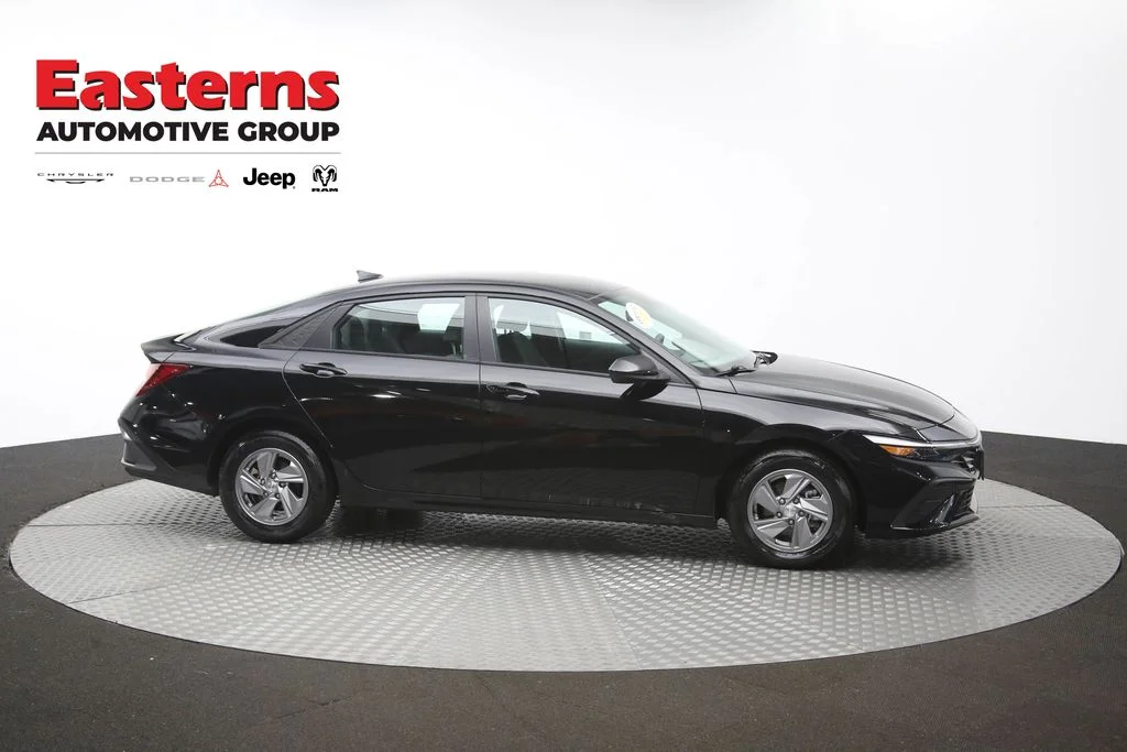Used 2025 Black Hyundai SE image 43