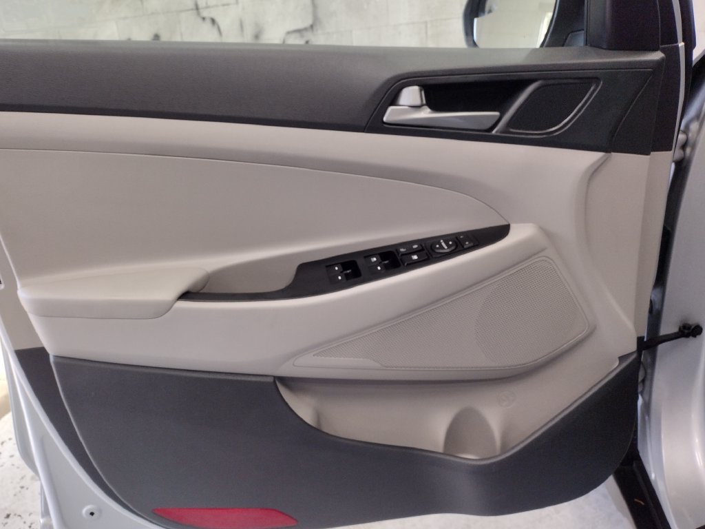 Used 2018 Silver Hyundai SEL image 17
