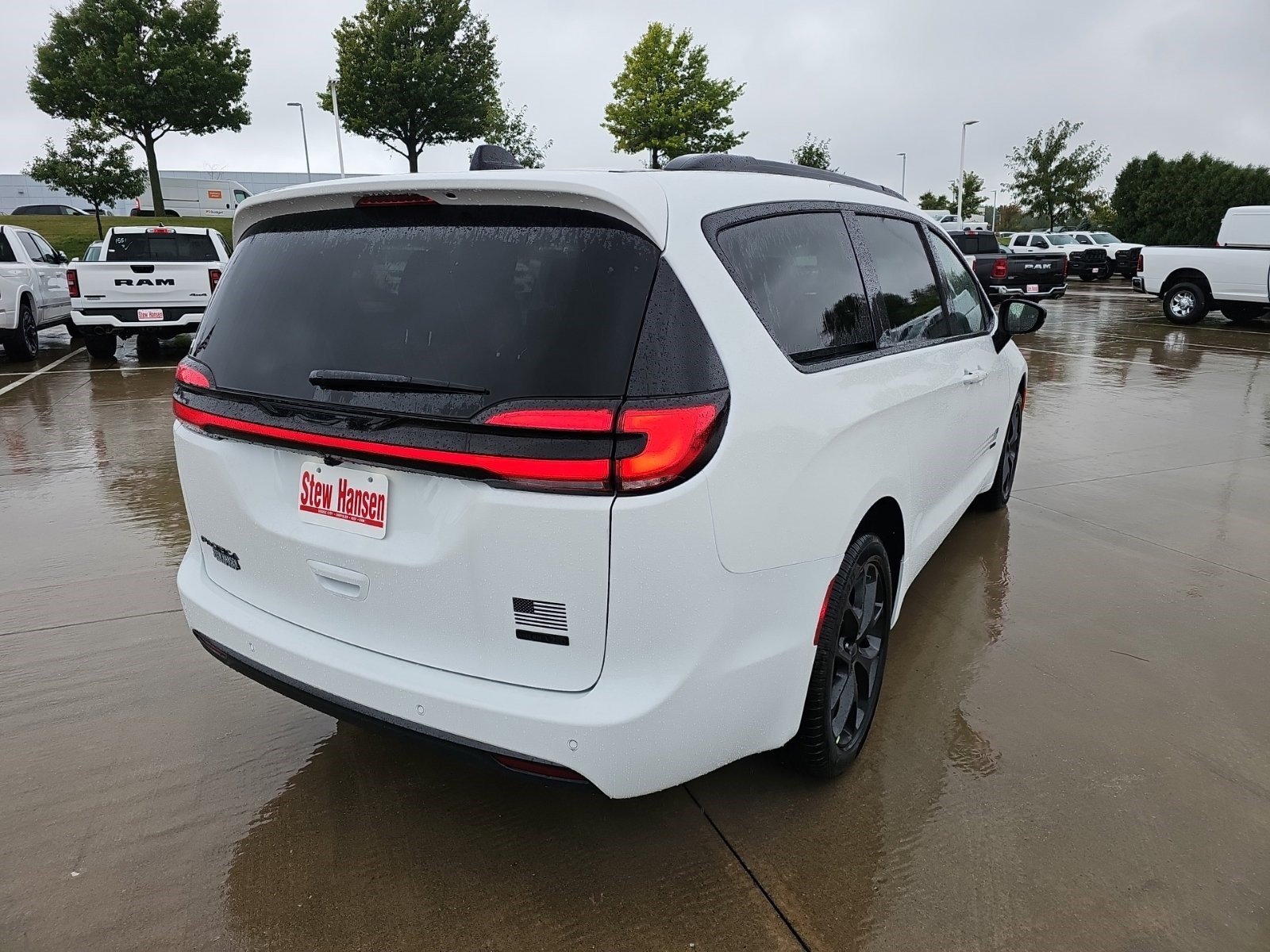 New 2027 Bright White Clearcoat Chrysler Select image 5