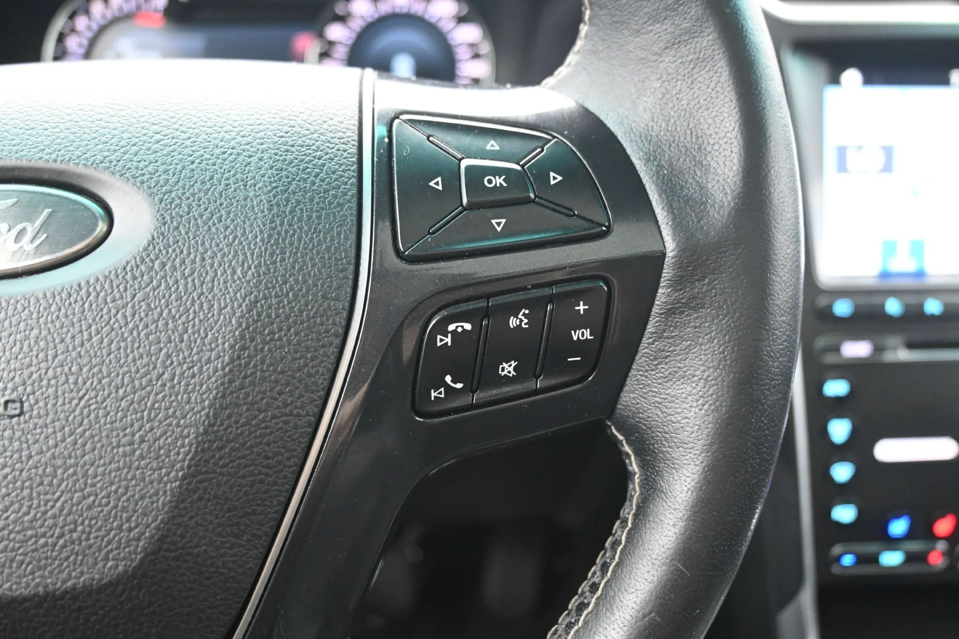 Used 2017  Ford Platinum image 24