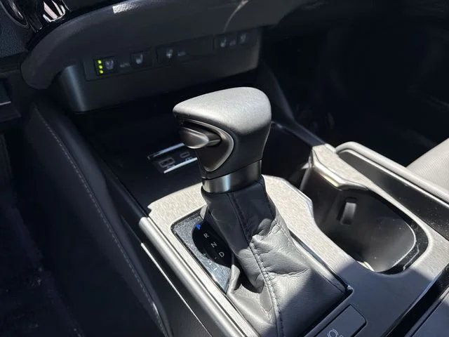 2025 Lexus ES 350 - Photo 20