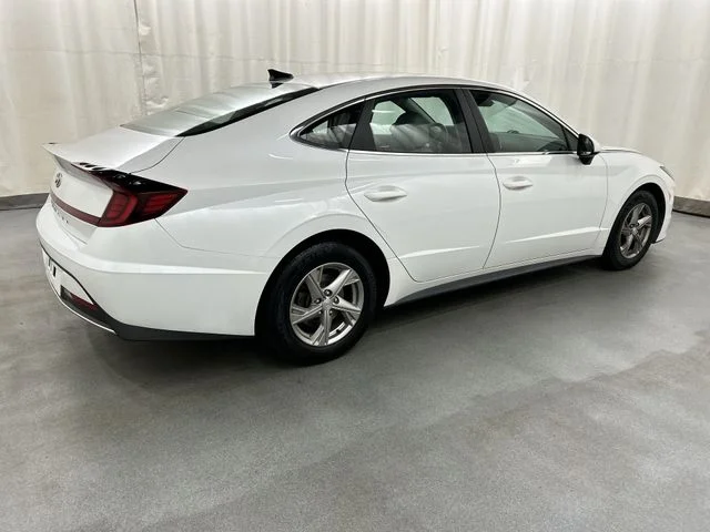 Used 2021 Gray Hyundai SE image 4