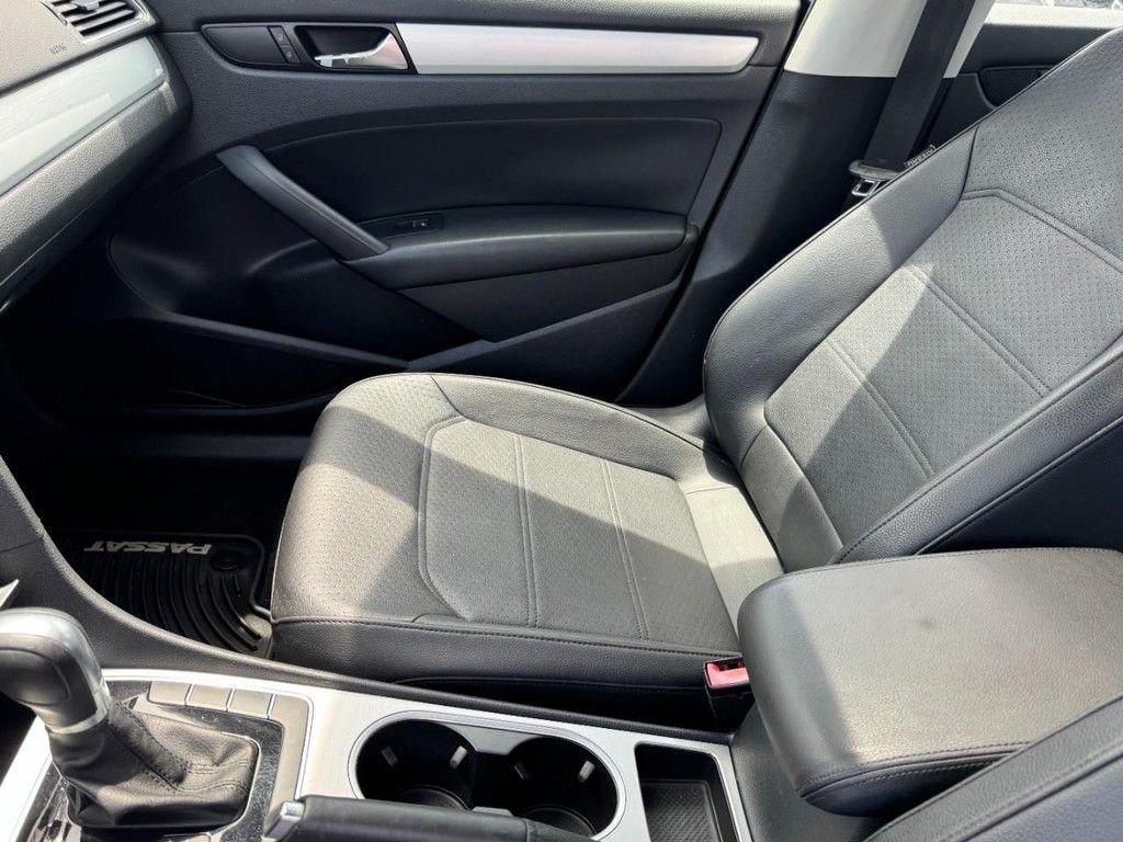 Used 2013 Black Volkswagen 2.5 SE image 14
