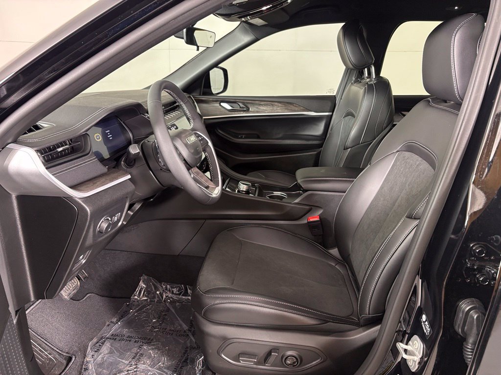 New 2027 High-Gloss Black Paint Jeep Altitude image 16