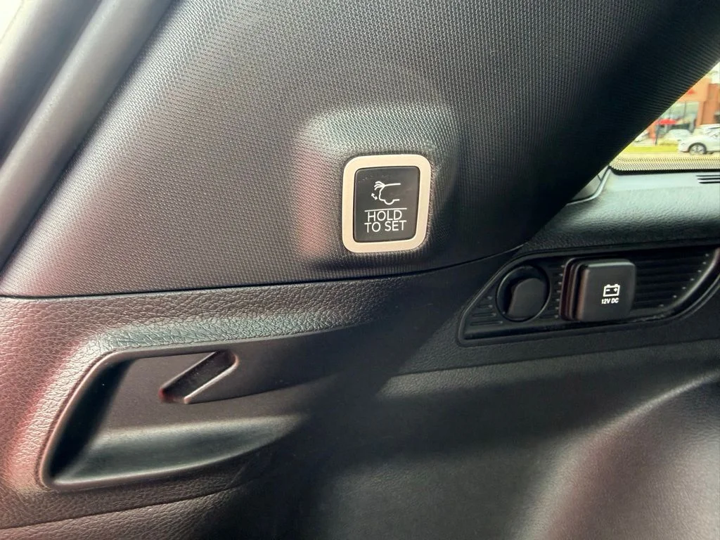 Used 2024 Red Jeep Altitude image 12