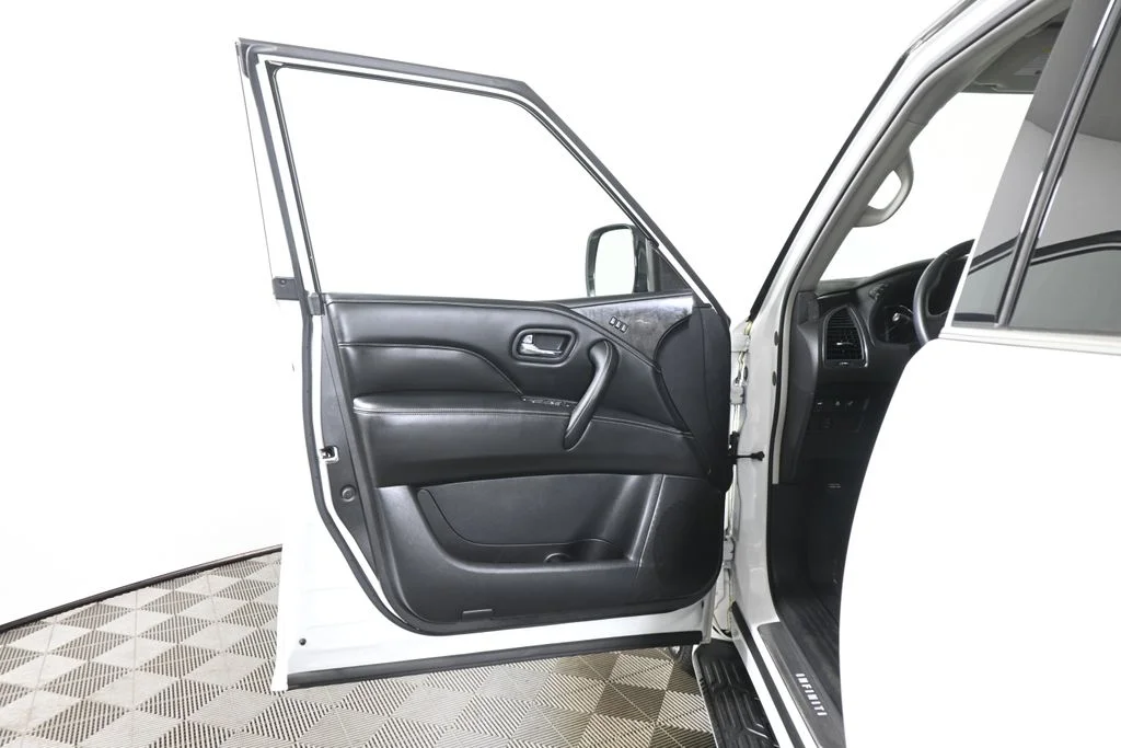 Certified Used 2023 White INFINITI LUXE image 30