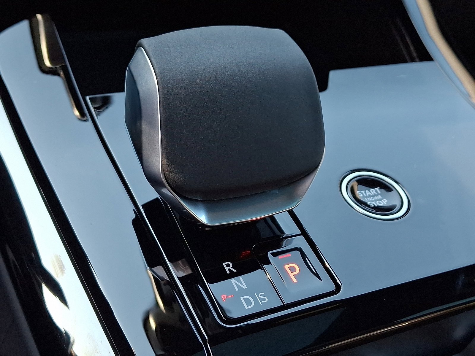 New 2025 Fuji White Land Rover Dynamic SE image 9
