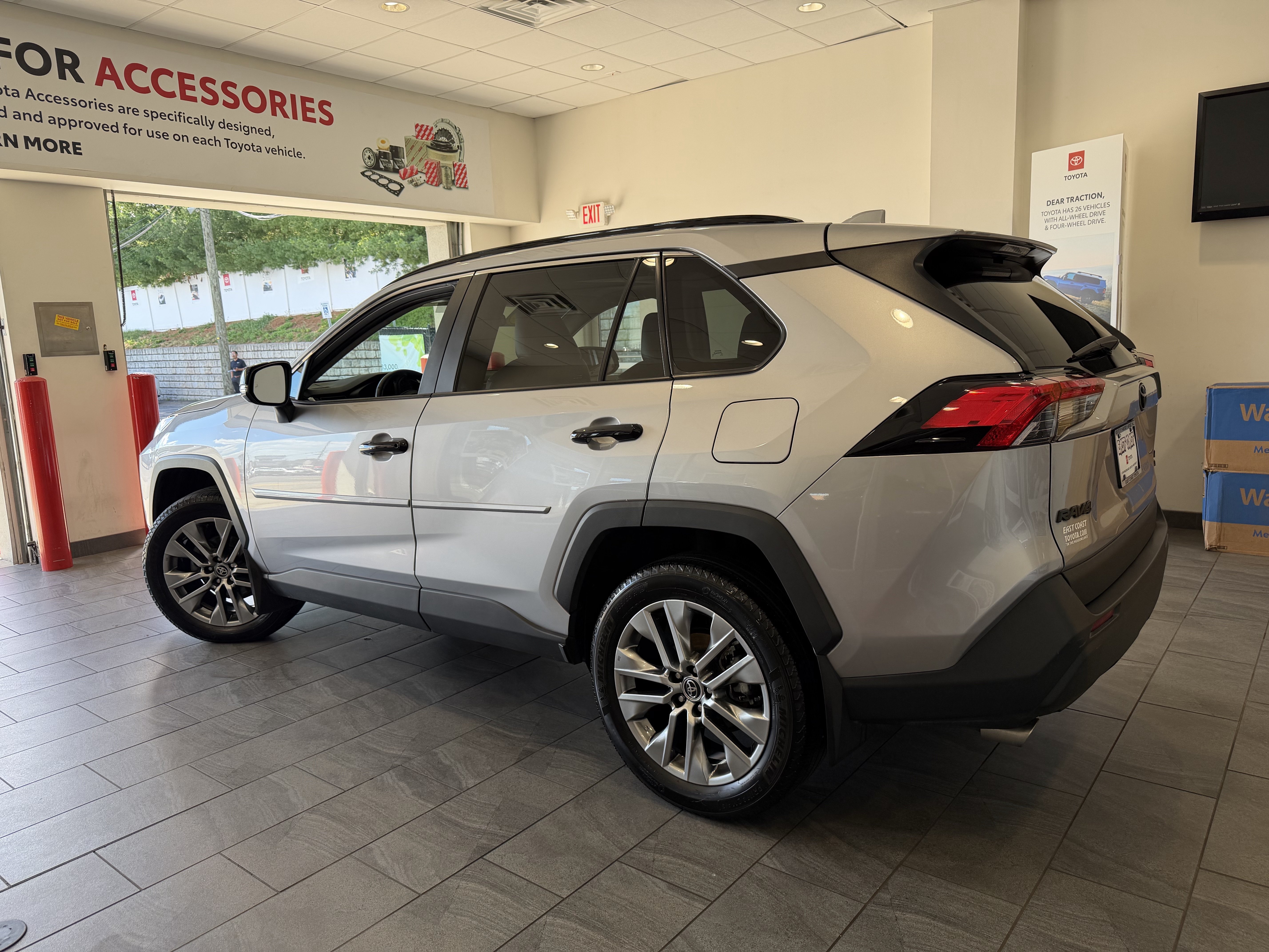 Used 2023 Silver Toyota XLE Premium image 4