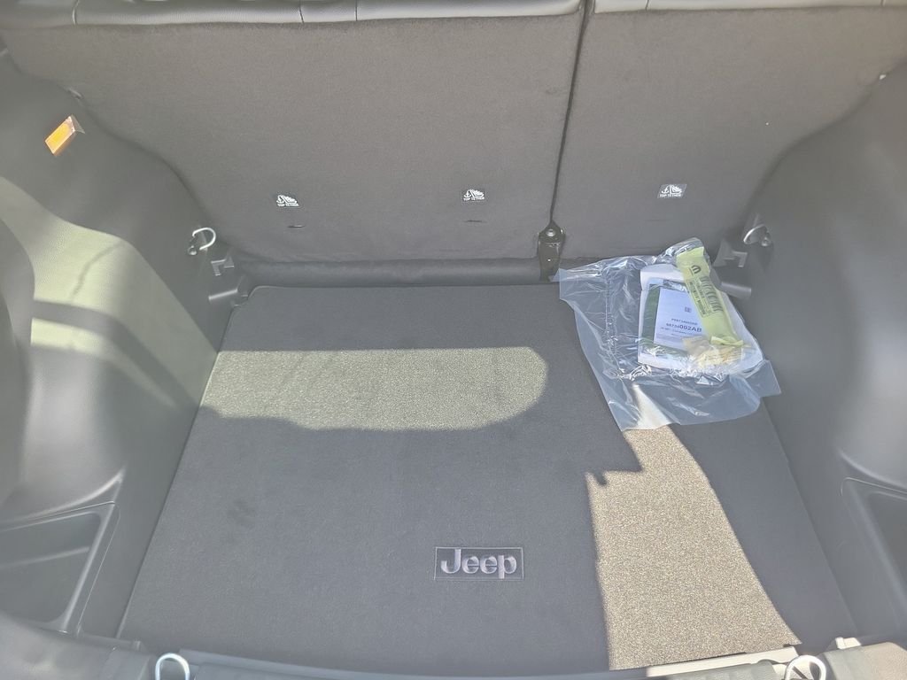 New 2026 Silver Zynith Metallic Clearcoat Jeep Latitude image 6