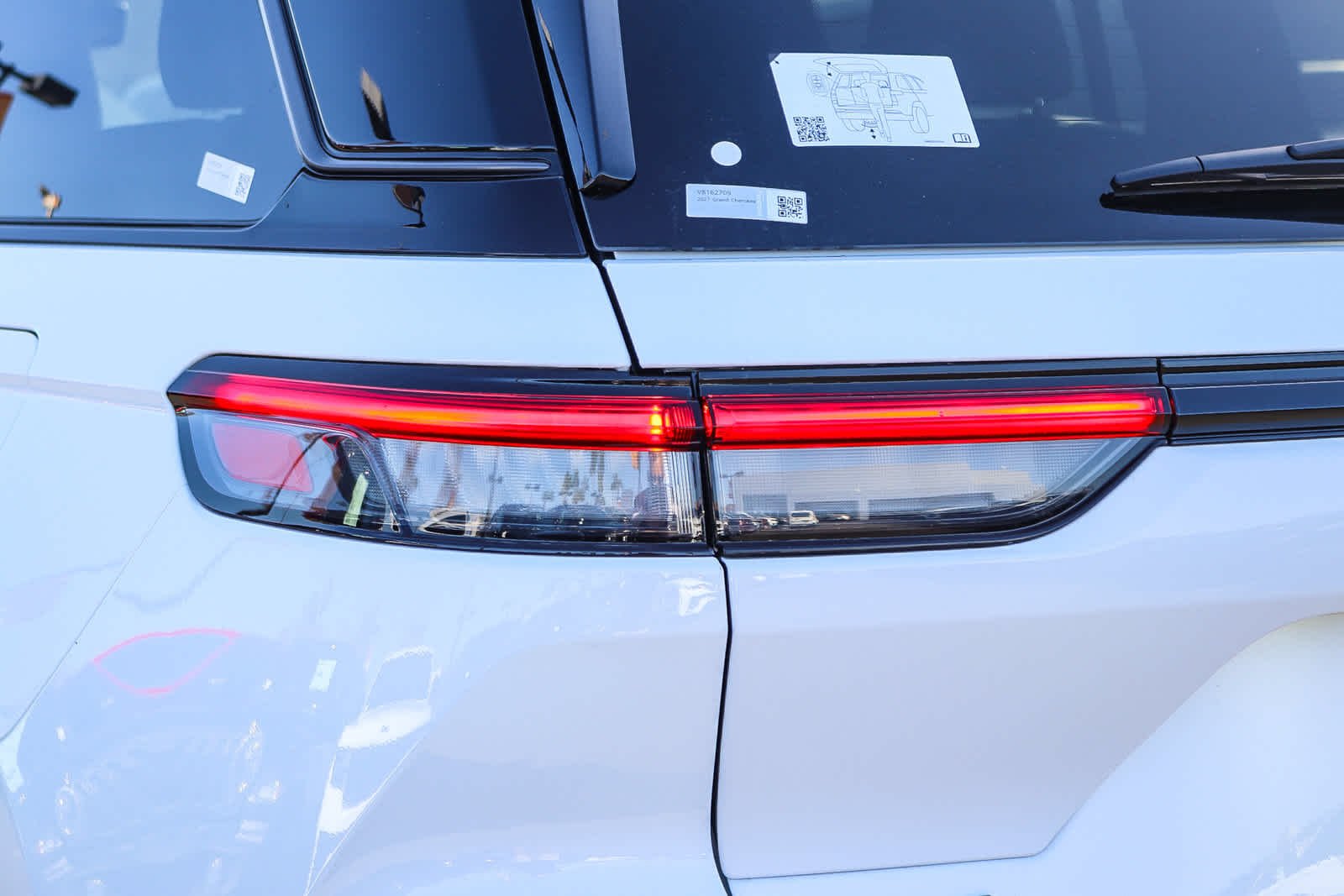 New 2027 Bright White Clear-Coat Paint Jeep Summit image 7