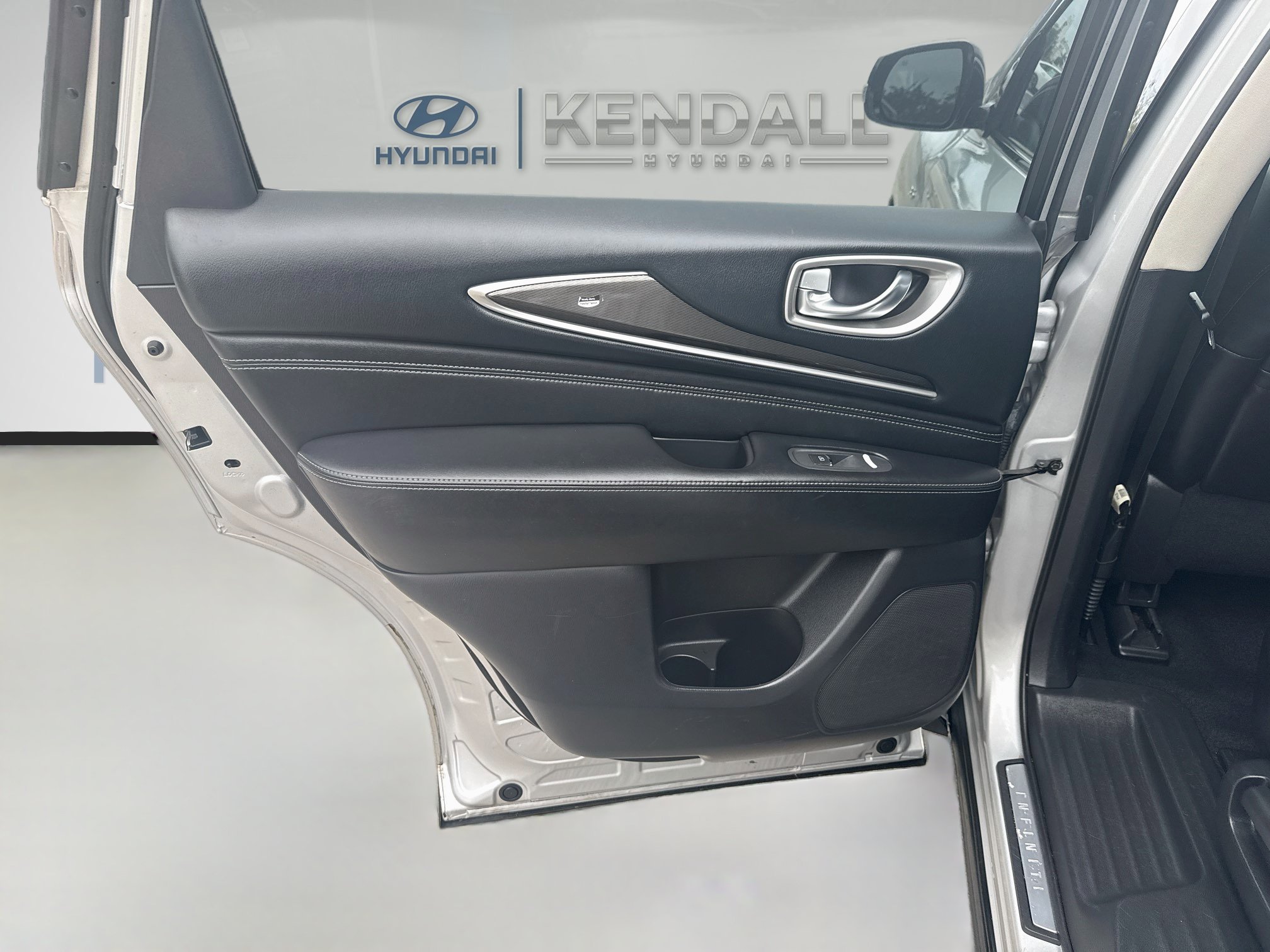 Used 2017 Liquid Platinum INFINITI Base image 23