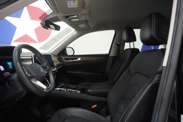 Used 2024 BLACK Volkswagen 2.0T SE w/Technology image 17