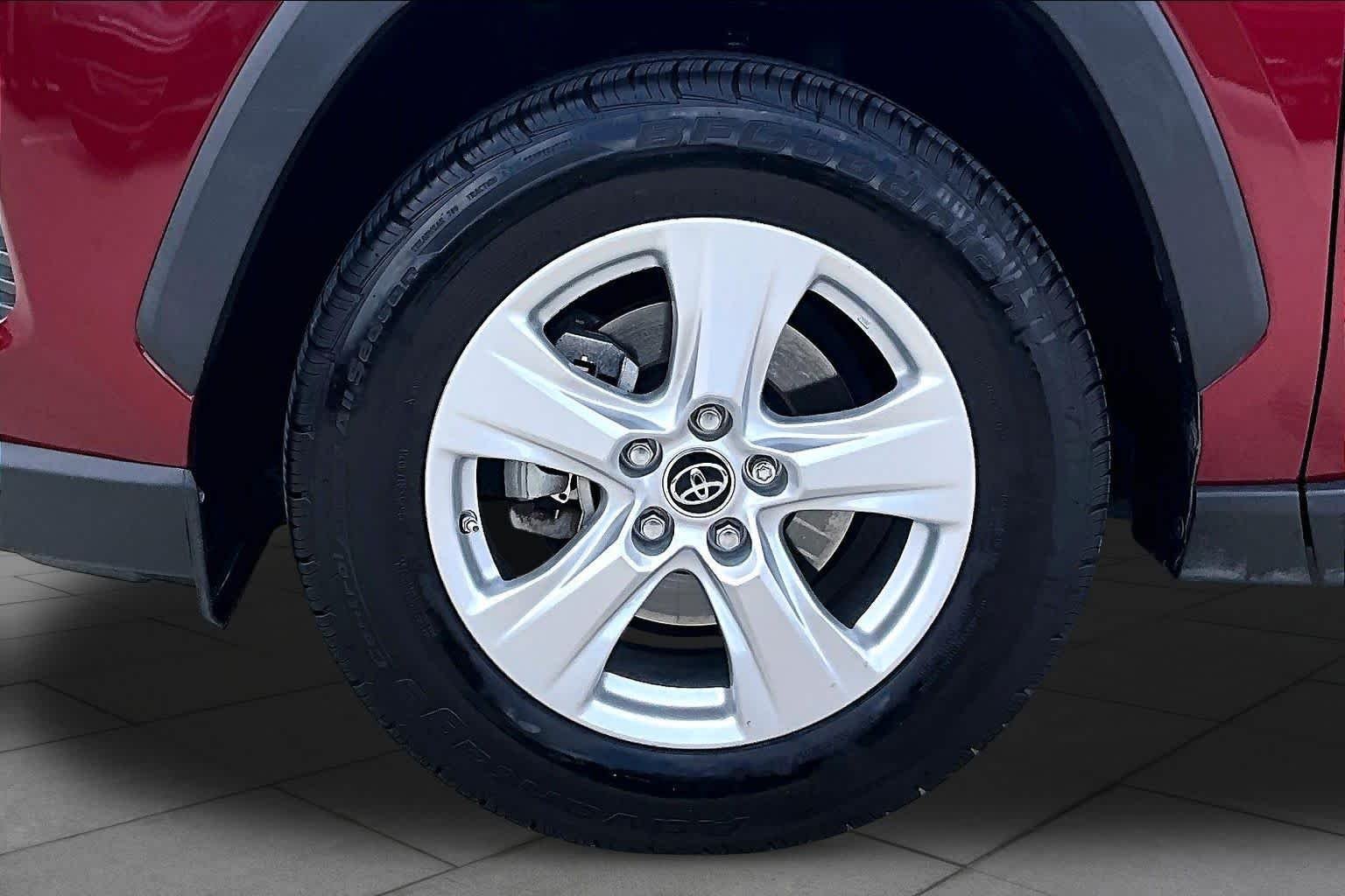 Used 2019 Ruby Flare Pearl Toyota XLE image 11