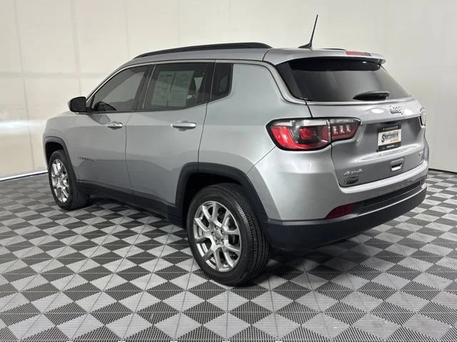 Used 2022  Jeep Latitude Lux image 8