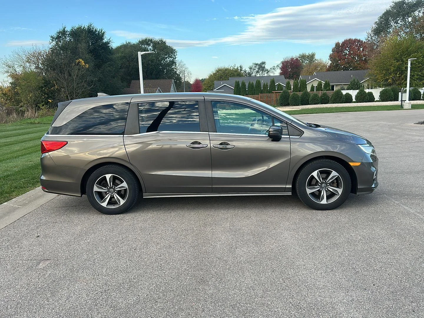 Used 2018 Pacific Pewter Metallic Honda Touring image 2