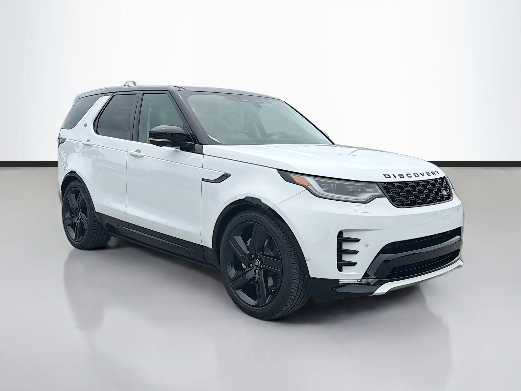 Certified Used 2025 Fuji White Land Rover Dynamic SE image 7