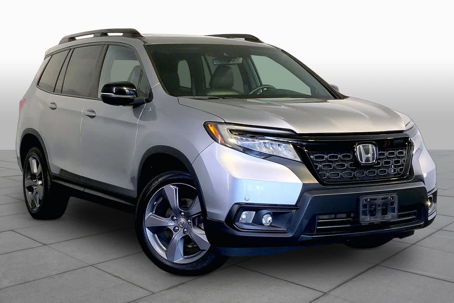 Used 2019 Lunar Silver Metallic Honda Touring image 3