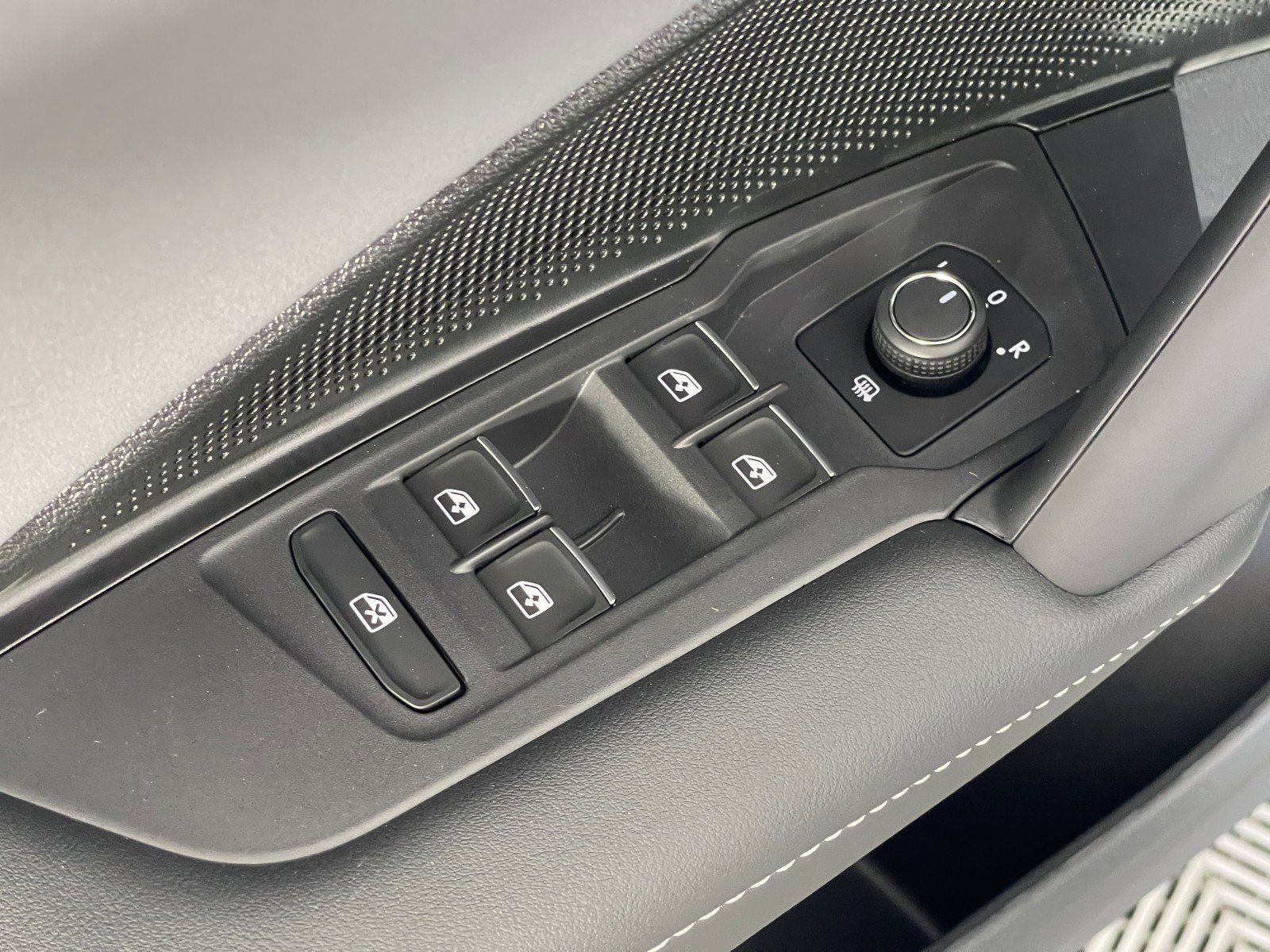 2026 Volkswagen Tiguan SE - Photo 22