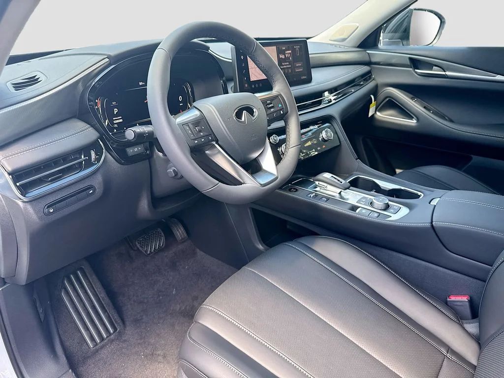New 2027 RADIANT WHITE INFINITI Luxe FWD image 9