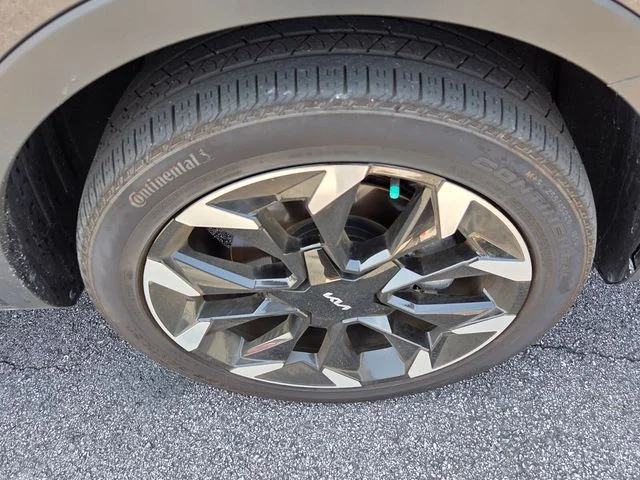 Used 2025  Kia EX image 11