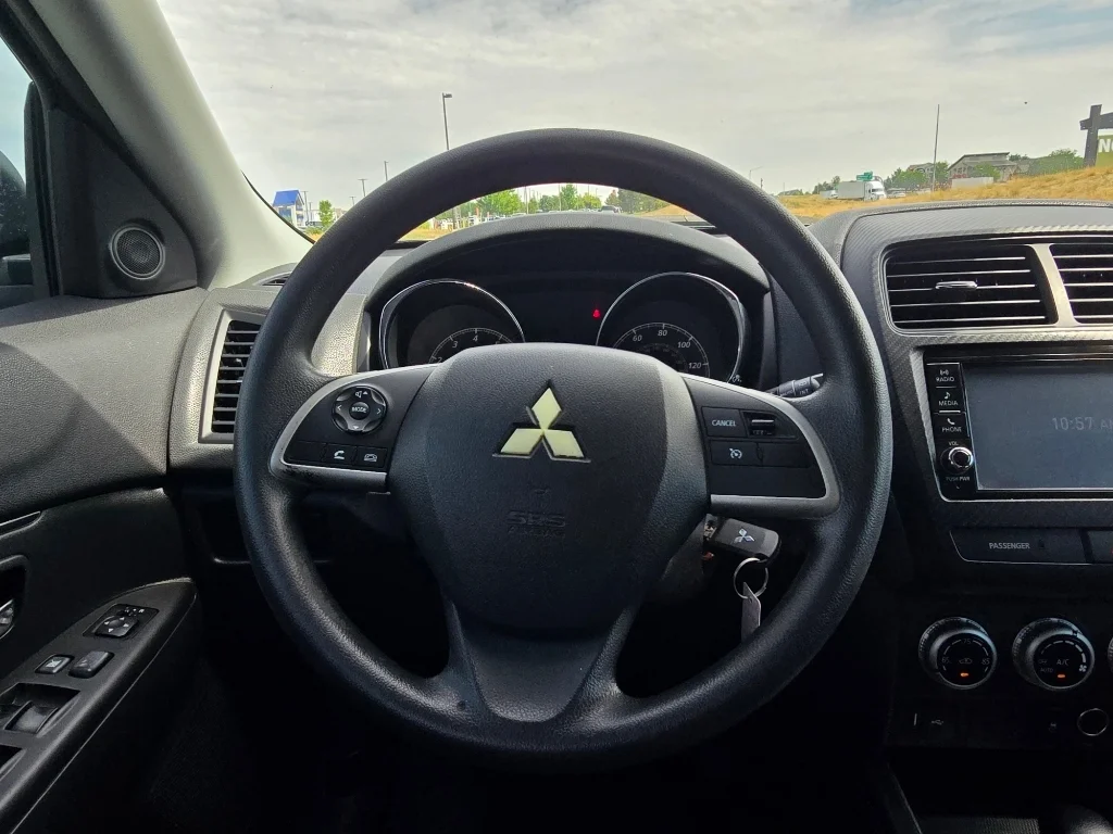 Used 2021 Labrador Black Metallic Mitsubishi LE image 27
