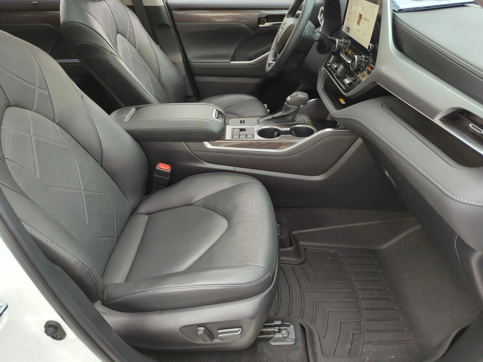 Used 2024 Wind Chill Pearl Toyota Platinum image 22