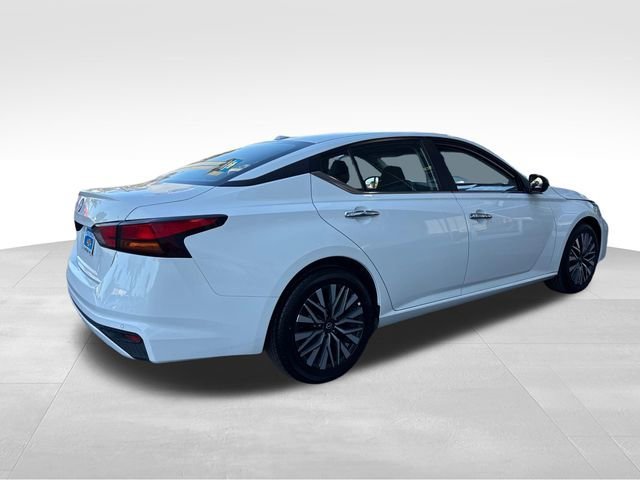 Used 2025 White Nissan SV FWD image 5
