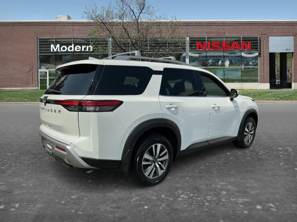 Certified Used 2025 Everest White Pearl Tricoat Nissan SL image 4