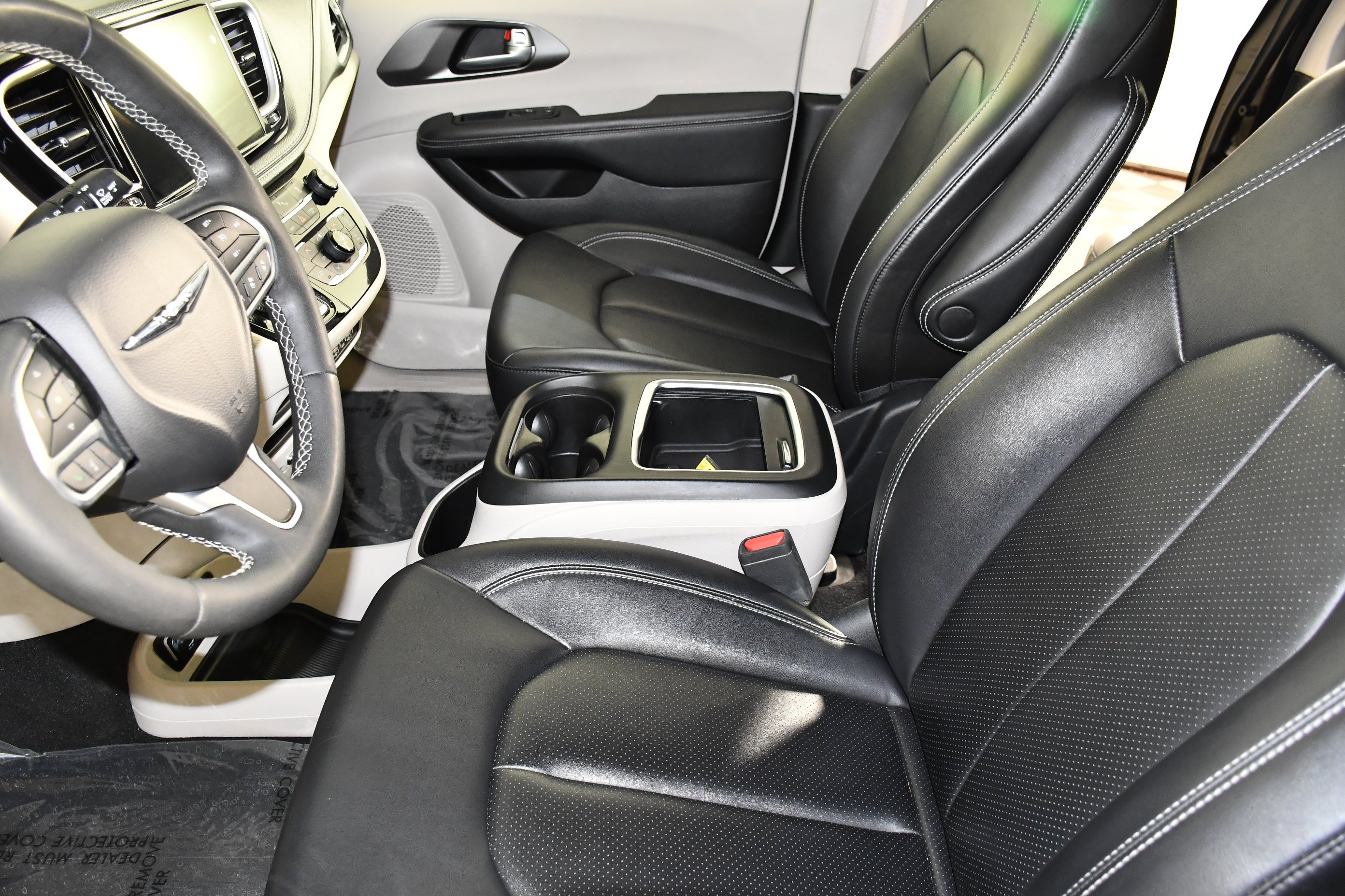 Used 2024 Diamond Black Crystal Pearlcoat Chrysler Hybrid Select image 37