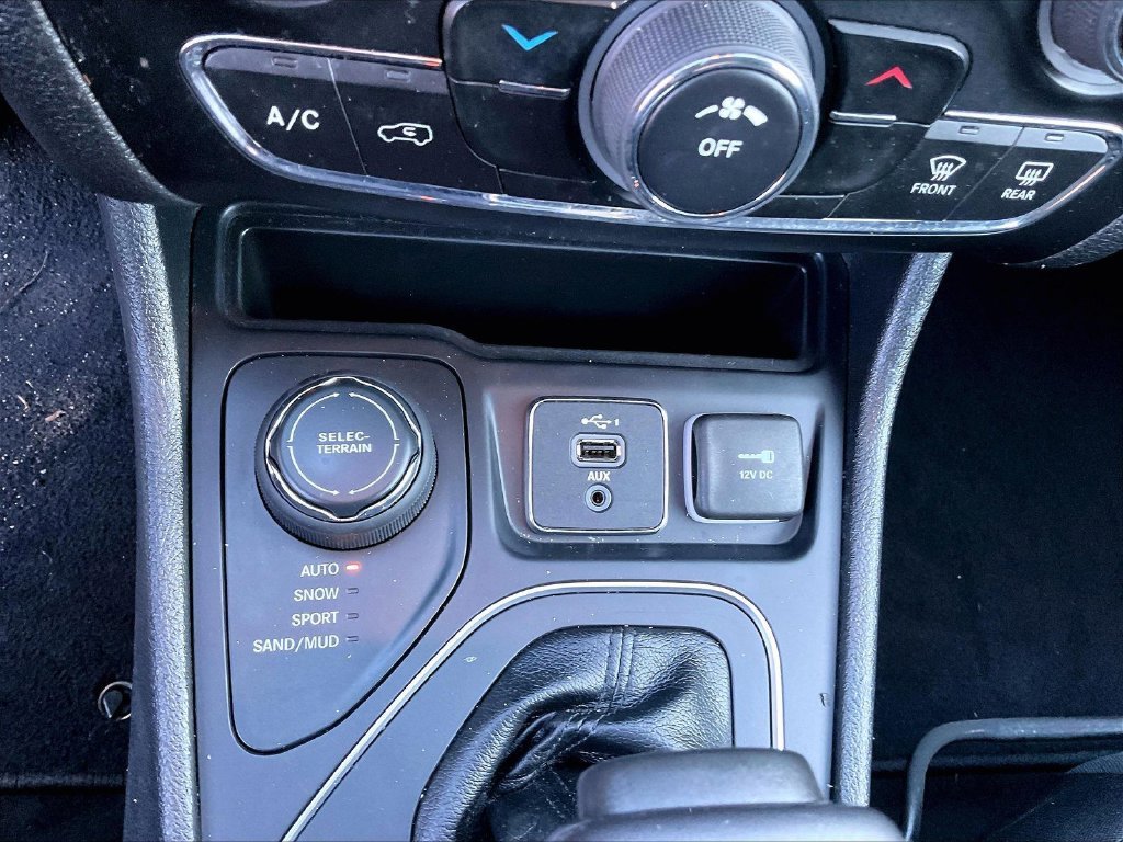 Used 2021 White Jeep Latitude image 12
