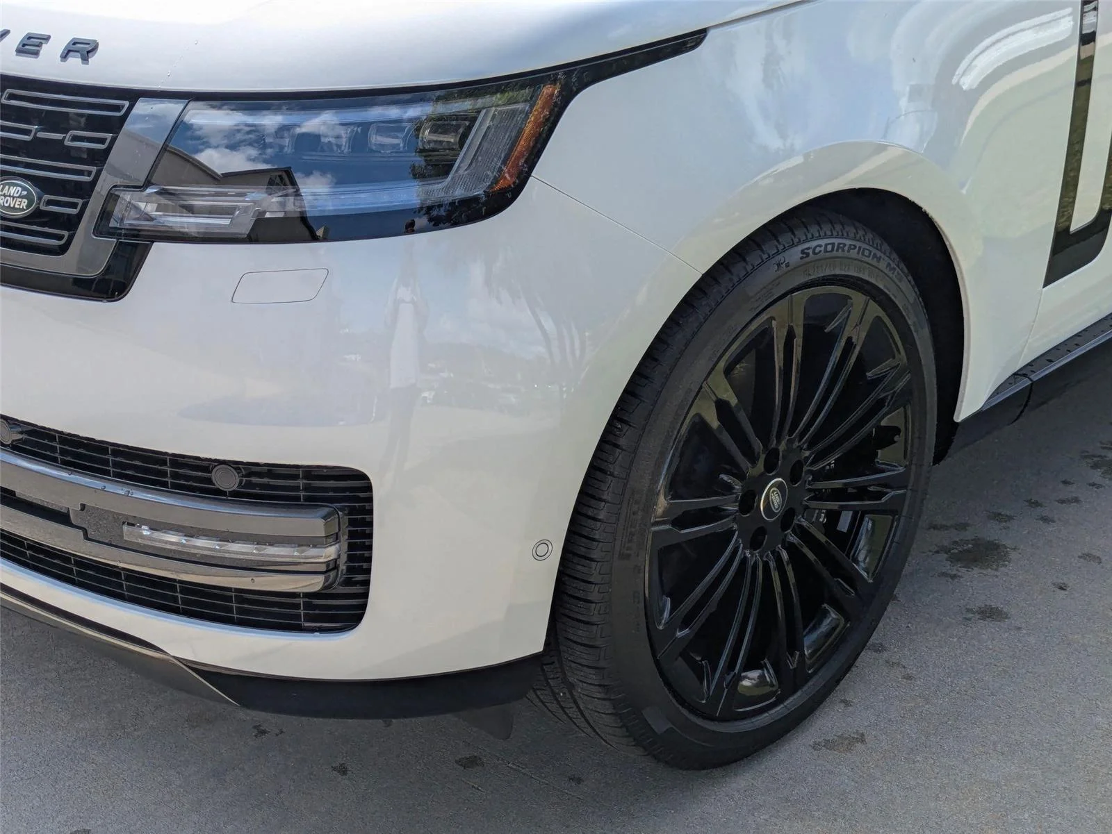 Used 2025  Land Rover SE image 9