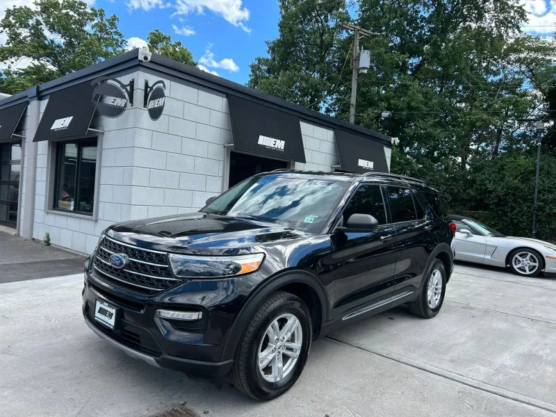 Used 2023 Black Metallic Ford XLT Sport Utility 4D image 2