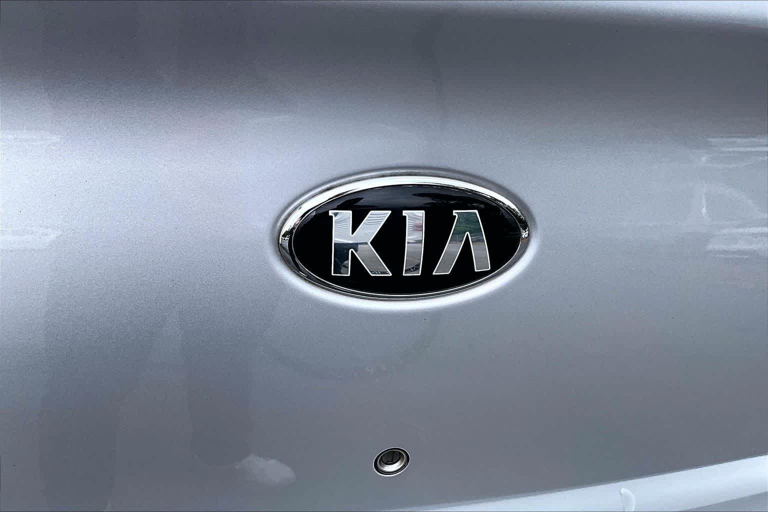 Used 2016 Bright Silver Metallic Kia LX image 29