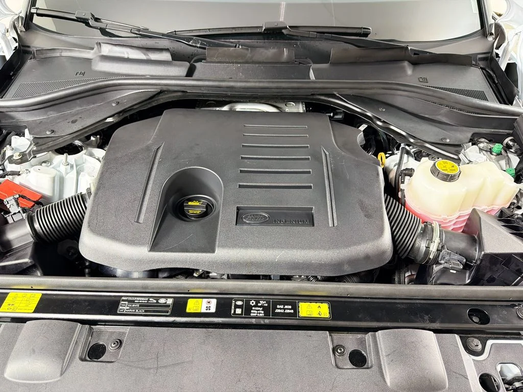 Used 2026 White Land Rover Dynamic SE image 32