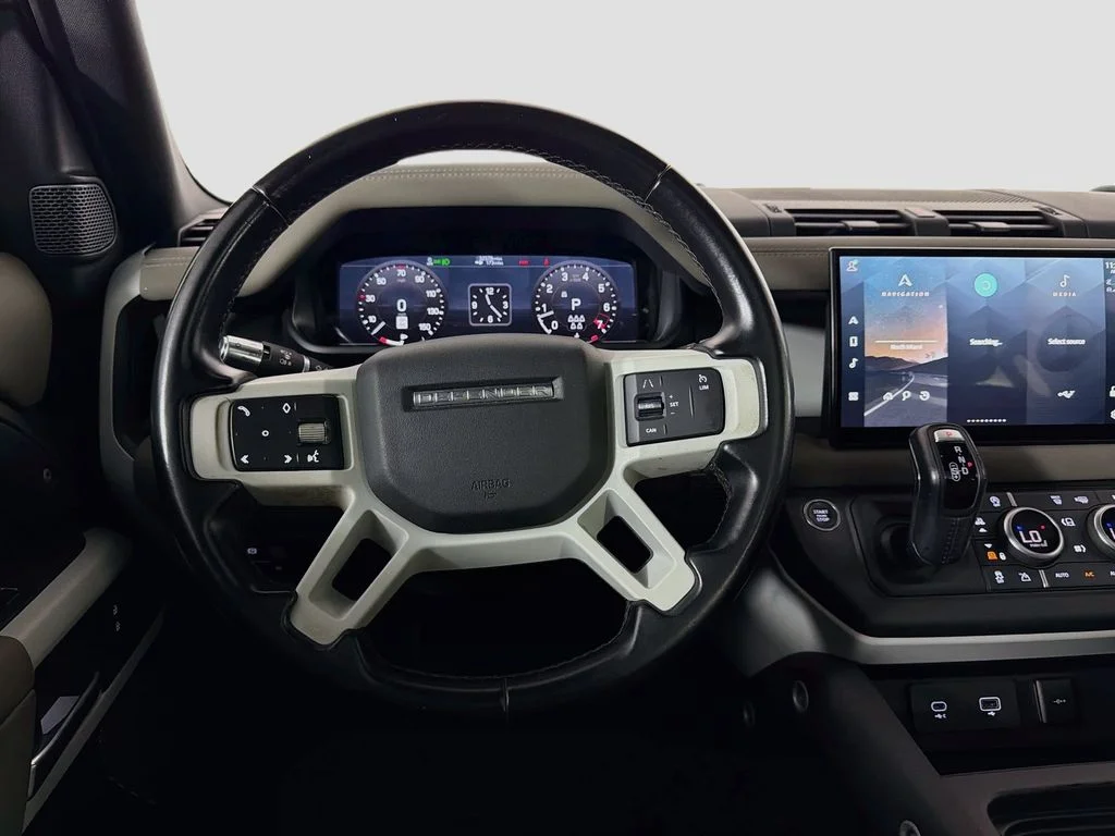 Used 2022 Green Land Rover S image 24