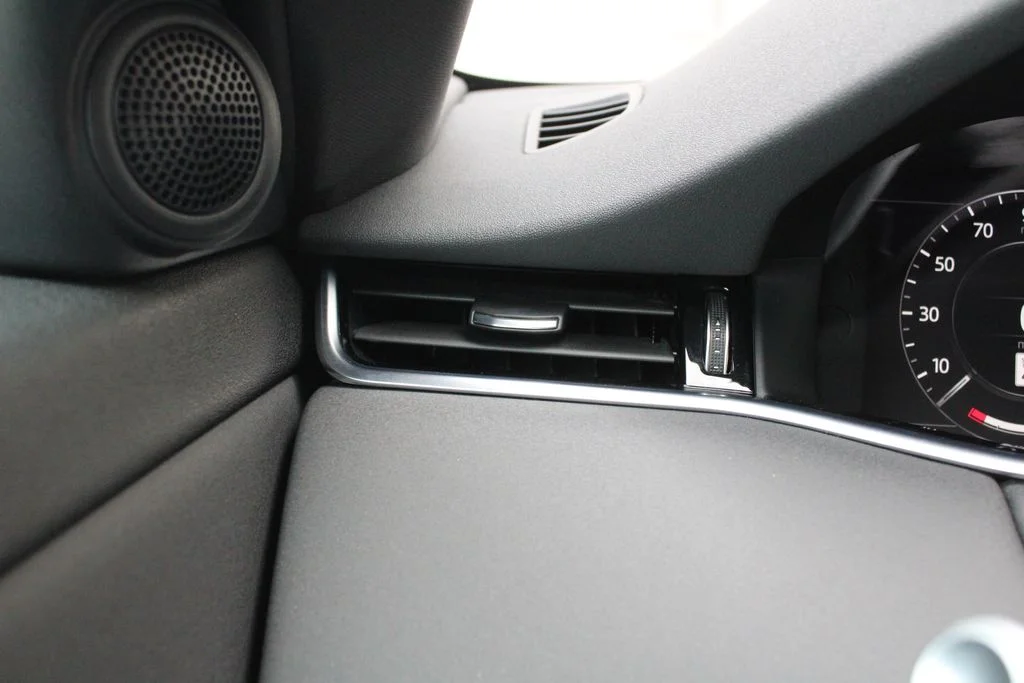 Used 2020 White Land Rover SE image 8