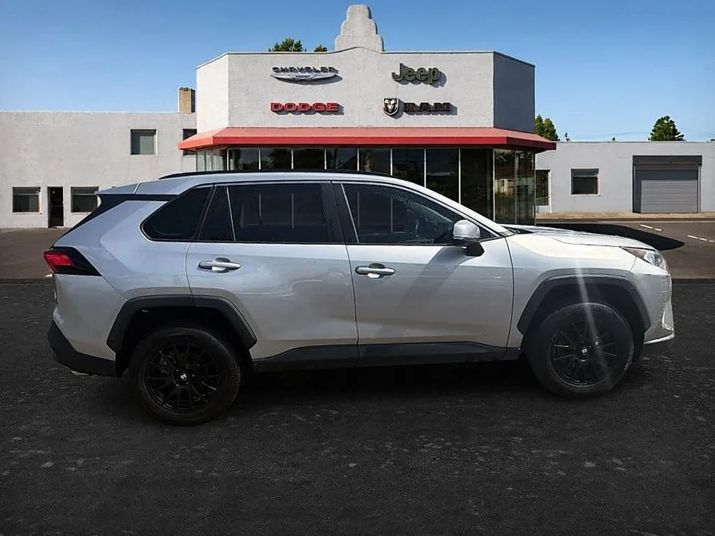 Used 2018 Black Toyota XLE image 4