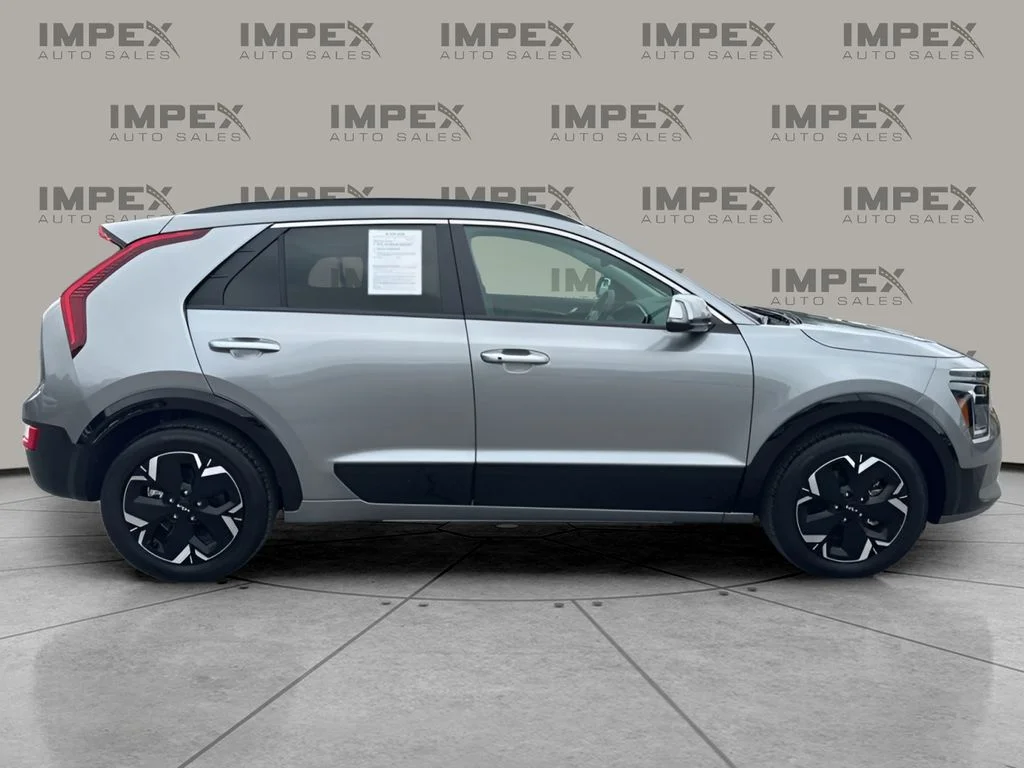 Used 2025 Gray Kia Wind image 6