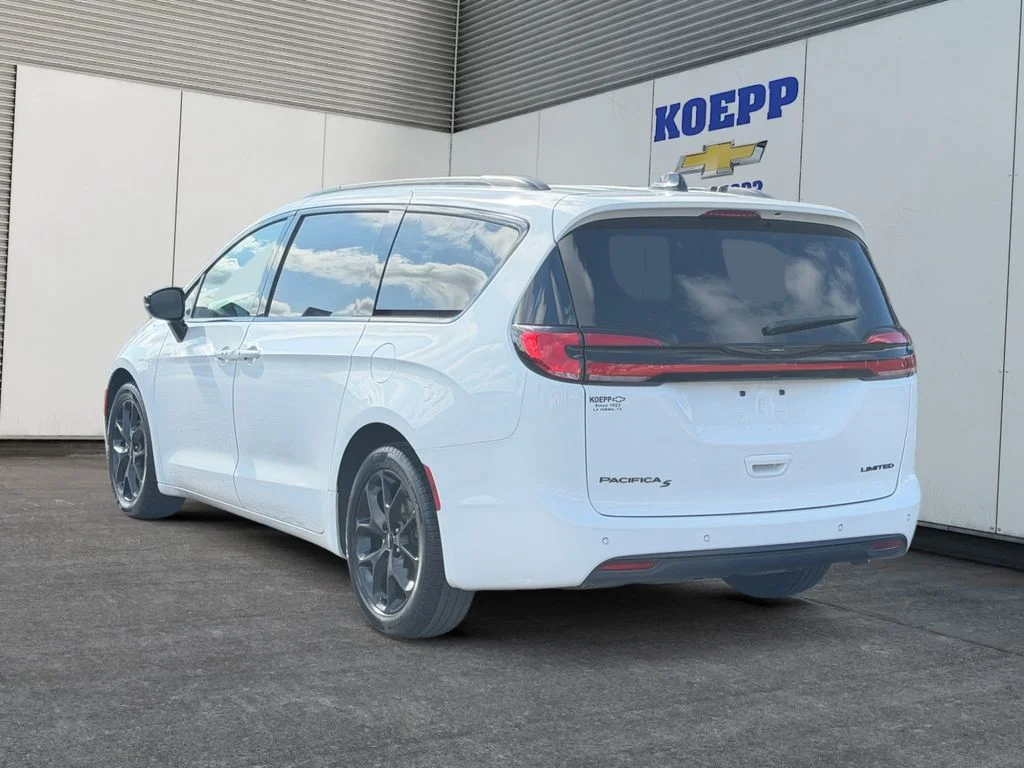 Used 2025 Bright White Clearcoat Chrysler Limited image 3