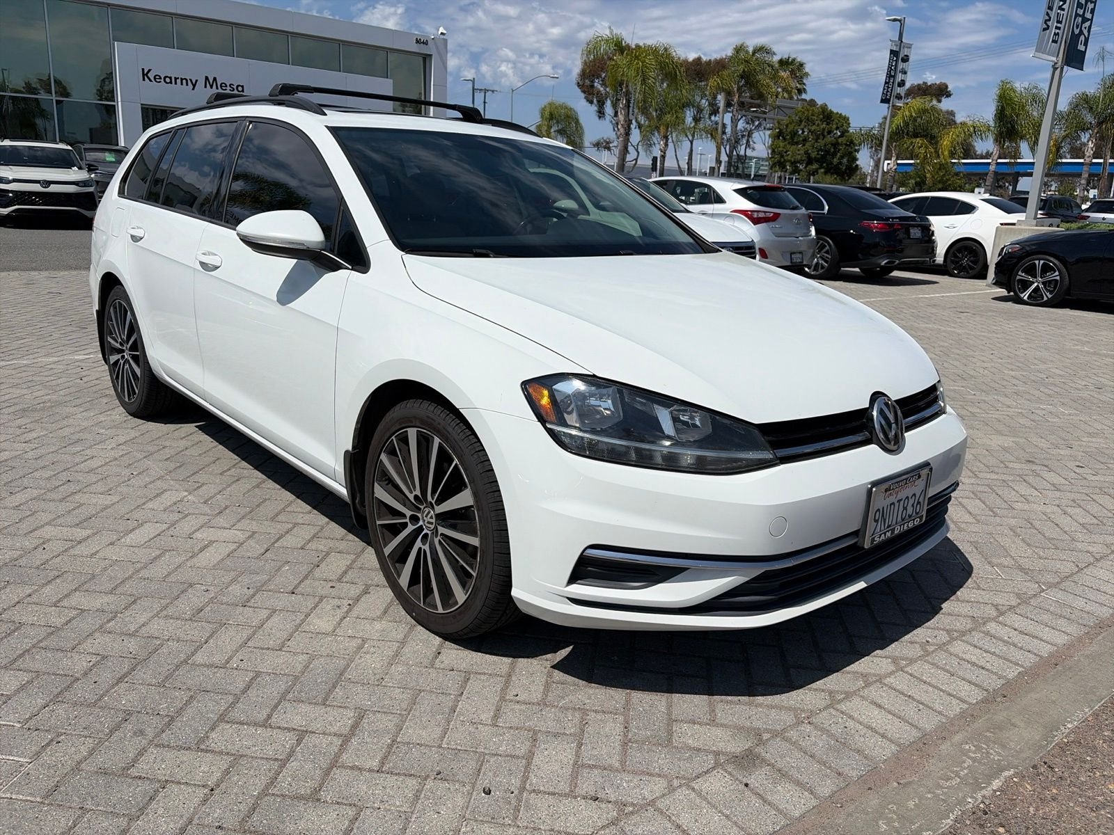 Used 2018 Pure White Volkswagen SE image 1