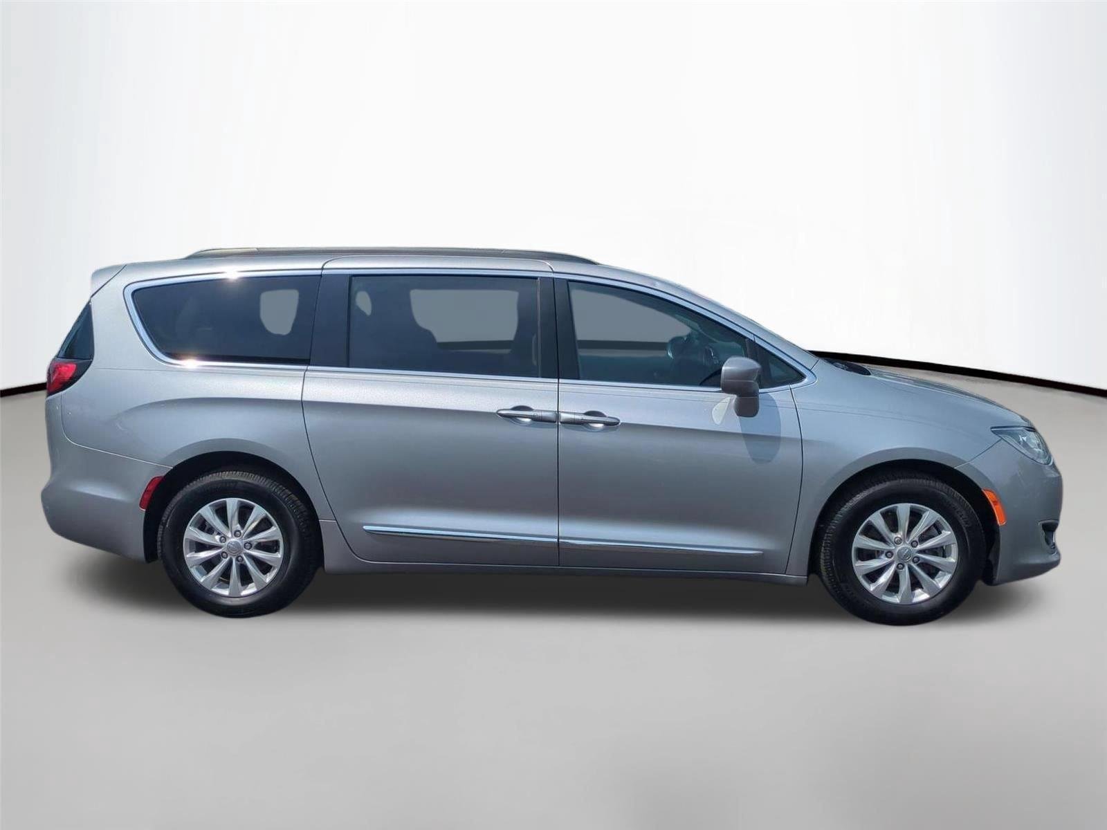Used 2017 Billet Silver Metallic Clearcoat Chrysler Touring-L image 6
