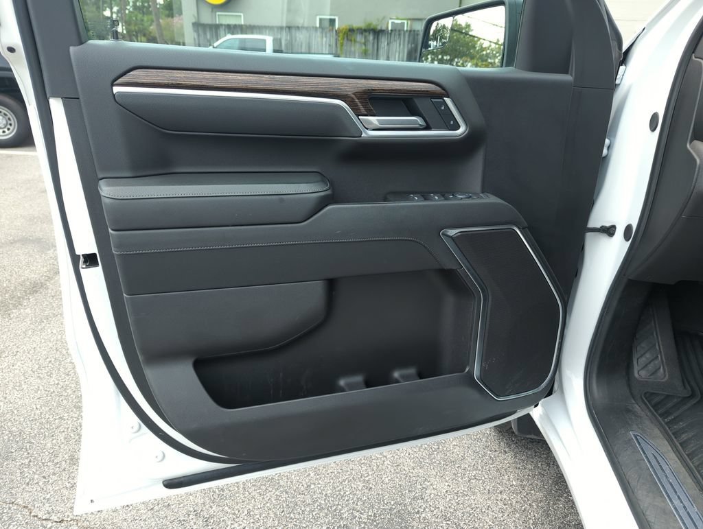 Used 2025 Summit White GMC Elevation image 17