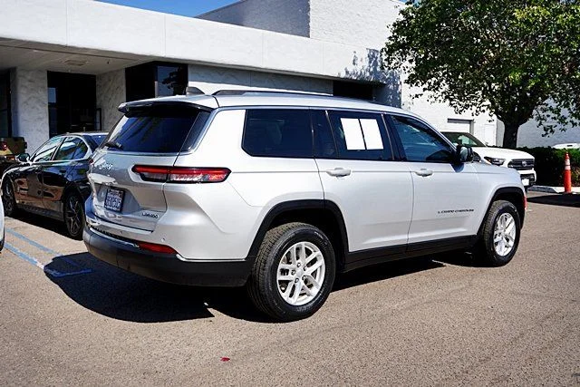 Used 2023 Silver Jeep Laredo image 7