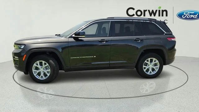 Used 2023 Rocky Mountain Pearlcoat Jeep Limited image 2