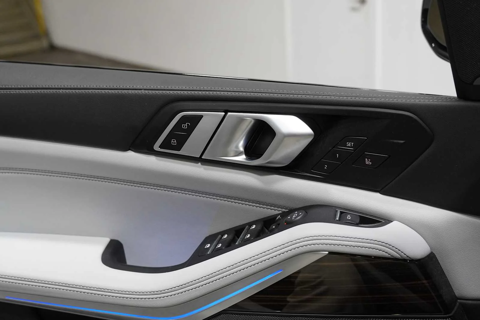 Certified Used 2025 Alpine White BMW xDrive40i image 14