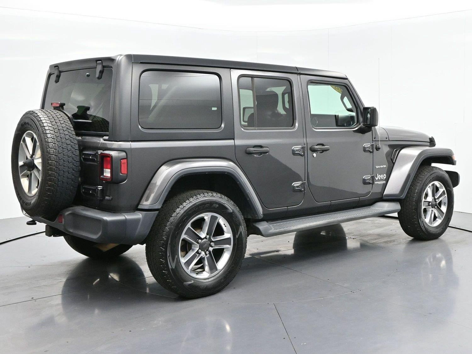 Used 2018 Granite Crystal Metallic Clearcoat Jeep Sahara image 7